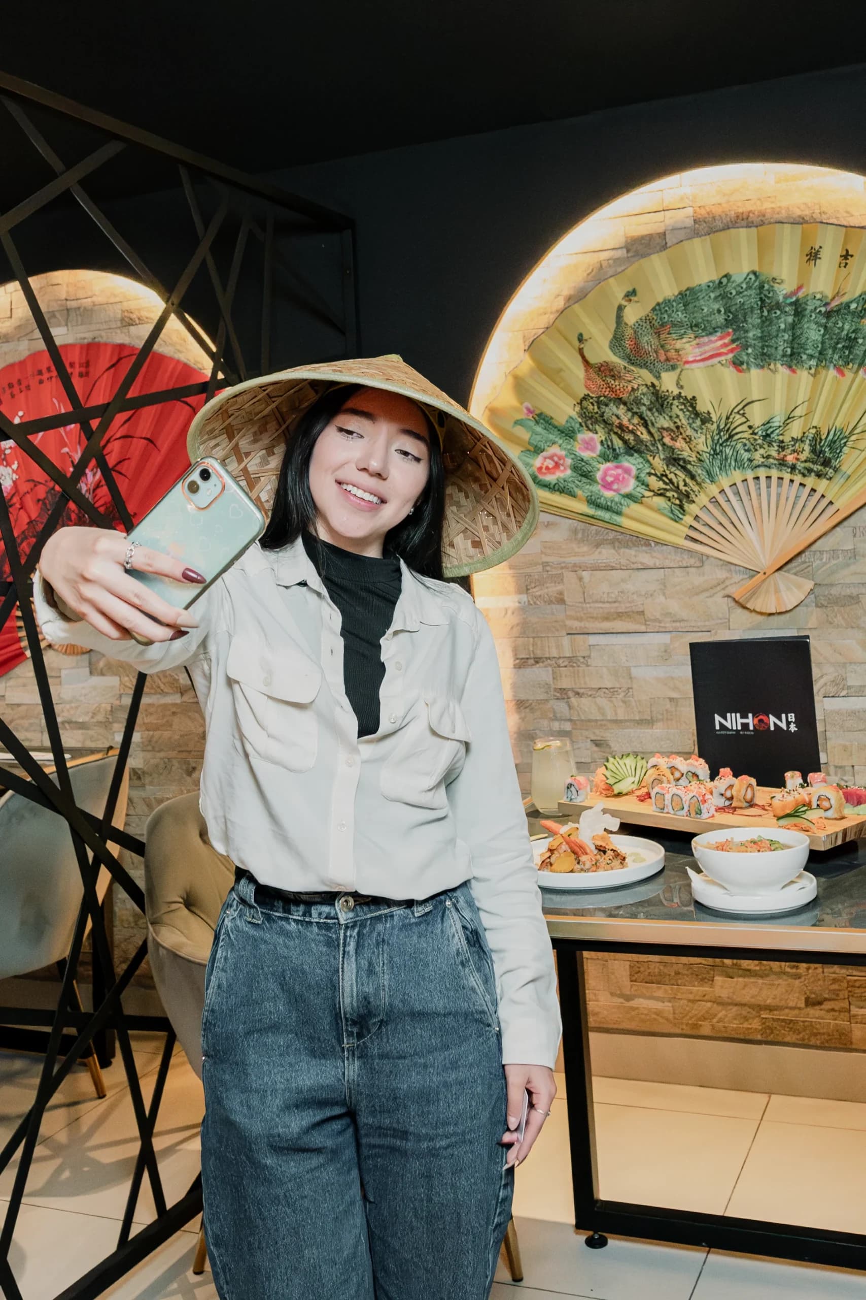 Creadora de contenido grabando un video UGC en un restaurante